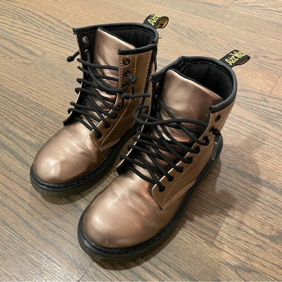 Dr.Martens Kids 1460 Boots vegan lace up boots ROSE GOLD CHROME PAINT METALLIC - Picture 4 of 16